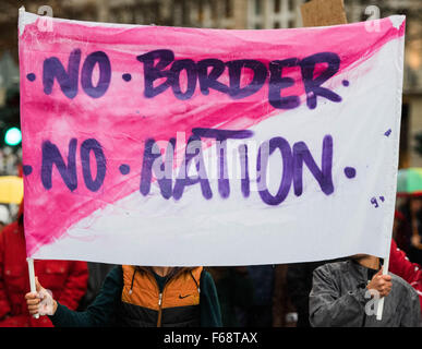 Hamburg, Deutschland. 14. November 2015. Demonstranten halten ein Banner, der liest "keine Grenze, keine Nation" während einer Kundgebung zur Unterstützung der Rechte von Flüchtlingen in der Innenstadt von Hamburg, Deutschland, 14. November 2015 statt. Mehr als 6000 Menschen sammelten sich zu einer Kundgebung mit dem Titel "Flüchtlinge willkommen - bedeutet gleiche Rechte für alle". Foto: DANIEL BOCKWOLDT/Dpa/Alamy Live News Stockfoto