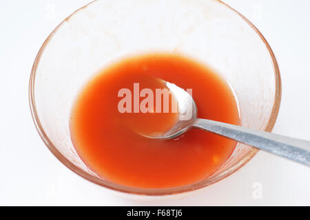 Tomaten Suppe auf weißem Hintergrund Stockfoto