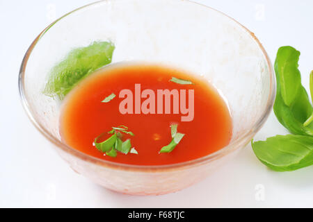 Tomaten Suppe auf weißem Hintergrund Stockfoto