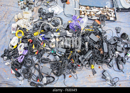 Auf dem Flohmarkt verwendet verschiedene elektronische Kleingeräte. Stockfoto