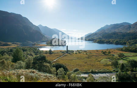 Glenfinnan Monument und die unbekannten Highlander-Statue auf dem Ufer von Loch Shiel, Schottland Stockfoto