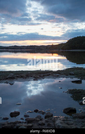 Sonnenuntergang Spiegelung auf dem ruhigen Wasser des Loch Morar, Schottland Stockfoto