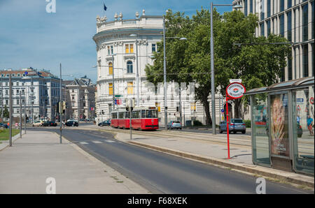 Wien, Österreich - AUGUST-1:view-Stop-Bus und Bus in der Altstadt in der Nähe Schwarzenbergplatz zum sowjetischen Ehrenmal am august 1, 2015 Stockfoto