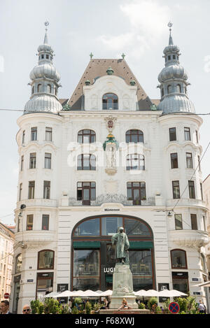 Wien - 3 AUGUST: Johannes Gutenberg-Denkmal mit Statue von Jerzy Plecnik und Othmar Shimkovitz Build 1897 an der Lugek Straße Stockfoto