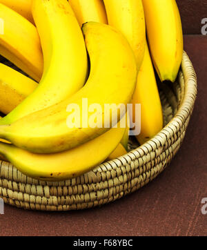Reife gelbe Bananen in kleine Korb Stockfoto