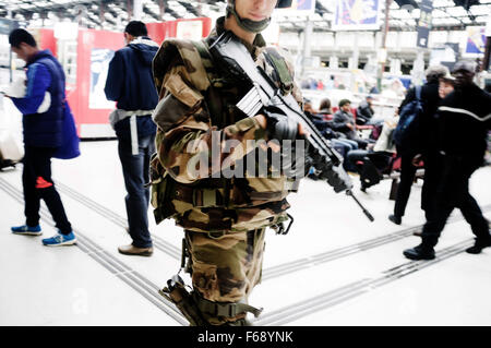 Paris, Frankreich. 14. November 2015. Soldaten patrouillieren am Bahnhof Gare de Lyon in Paris, Frankreich, 14. November 2015. Mindestens 120 Menschen wurden in einer Reihe von Anschlägen in Paris am 13. November nach französischen Beamten getötet. Foto: SIMONE PEROLARI/DPA/Alamy Live-Nachrichten Stockfoto