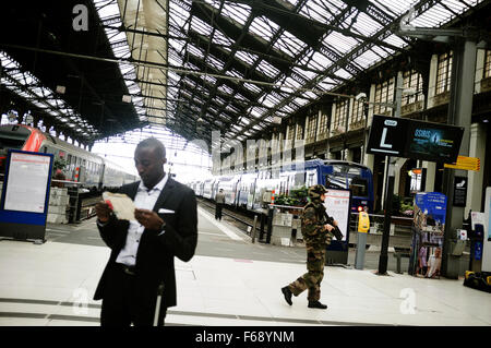 Paris, Frankreich. 14. November 2015. Soldaten patrouillieren am Bahnhof Gare de Lyon in Paris, Frankreich, 14. November 2015. Mindestens 120 Menschen wurden in einer Reihe von Anschlägen in Paris am 13. November nach französischen Beamten getötet. Foto: SIMONE PEROLARI/DPA/Alamy Live-Nachrichten Stockfoto
