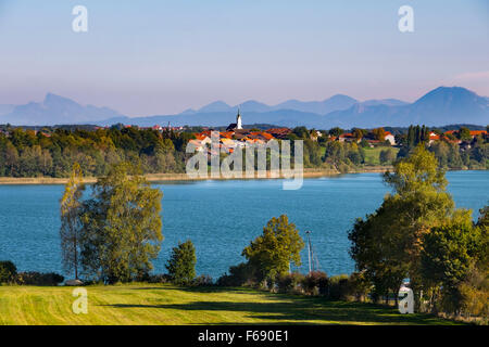 Tachinger See und Tettenhausen, Rupertiwinkel, Chiemgau, Upper Bavaria, Bavaria, Germany Stockfoto