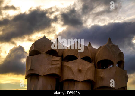 Schornsteine der Casa Mila oder La Pedrera, entworfen vom Architekten Antoni Gaudi, Barcelona, Katalonien, Spanien Stockfoto