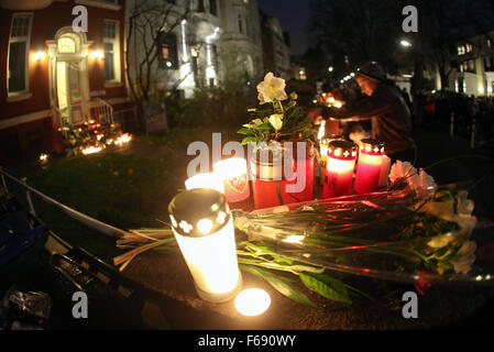 Hamburg, Deutschland. 14. November 2015. Blumen und Kerzen außerhalb des französischen Generalkonsulats in Hamburg, Deutschland, 14. November 2015 gelegt. Mindestens 120 Menschen starben in einer Reihe von Terroranschlägen in Paris. Foto: BODO MARKS/DPA/Alamy Live-Nachrichten Stockfoto