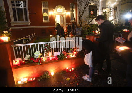 Hamburg, Deutschland. 14. November 2015. Menschen legen Blumen außerhalb des französischen Generalkonsulats in Hamburg, Deutschland, 14. November 2015. Mindestens 120 Menschen starben in einer Reihe von Terroranschlägen in Paris. Foto: BODO MARKS/DPA/Alamy Live-Nachrichten Stockfoto