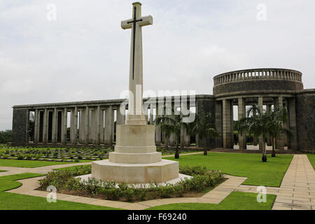 Die Cross of Remembrance und Rangun Denkmal am Taukkyan War Cemetery in der Nähe von Yangon, Myanmar. Stockfoto