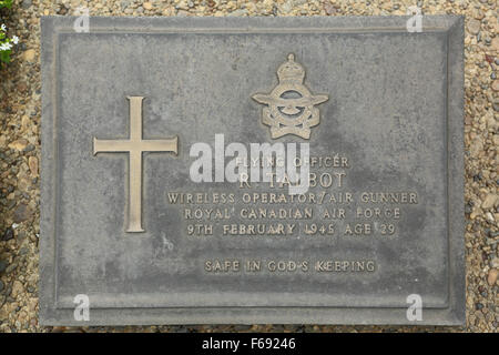 Das Grab von einem kanadischen Flying Officer bei Taukkyan War Cemetery in der Nähe von Yangon, Myanmar. Stockfoto