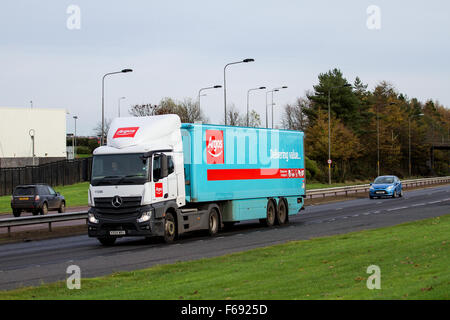 ARGOS artikuliert LKW Reisen entlang der Kingsway Schnellstraße in Dundee, Großbritannien Stockfoto