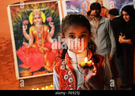 Peshawar. 14. November 2015. Ein pakistanischer Hindu Anhänger hält eine Öllampe während einer Feier von Diwali, das Lichterfest in Nordwest-Pakistan Peshawar am 14. November 2015. Bildnachweis: Umar Qayyum/Xinhua/Alamy Live-Nachrichten Stockfoto