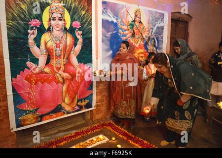 Peshawar. 14. November 2015. Pakistanische hinduistische Gläubige beten während einer Feier von Diwali, das Lichterfest in Nordwest-Pakistan Peshawar am 14. November 2015. Bildnachweis: Umar Qayyum/Xinhua/Alamy Live-Nachrichten Stockfoto