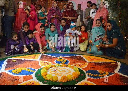 Peshawar. 14. November 2015. Pakistanische hinduistische Gläubige beten während einer Feier von Diwali, das Lichterfest in Nordwest-Pakistan Peshawar am 14. November 2015. Bildnachweis: Umar Qayyum/Xinhua/Alamy Live-Nachrichten Stockfoto