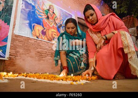 Peshawar. 14. November 2015. Pakistanische hinduistische Anhänger Licht Öllampen während einer Feier von Diwali, das Lichterfest in Nordwest-Pakistan Peshawar am 14. November 2015. Bildnachweis: Umar Qayyum/Xinhua/Alamy Live-Nachrichten Stockfoto