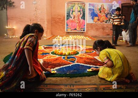 Peshawar. 14. November 2015. Pakistanische hinduistische Anhänger Licht Öllampen während einer Feier von Diwali, das Lichterfest in Nordwest-Pakistan Peshawar am 14. November 2015. Bildnachweis: Umar Qayyum/Xinhua/Alamy Live-Nachrichten Stockfoto