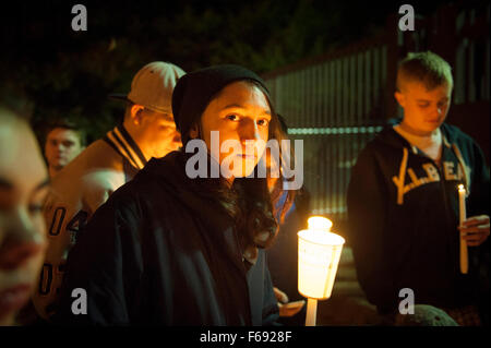 Washington, DC, USA. 14. November 2015. College-Studenten an der American University drängen sich gegen den Wind, ein Peace-Zeichen von Kerzen vor der französischen Botschaft in Washington, DC zu beleuchten. Mehr als hundert Menschen wurden getötet und viele verletzt mehr in einer Reihe von tödlichen Terror-Anschlägen in Paris früher in den Tag. © Jay Mallin/ZUMA Draht/Alamy Live-Nachrichten Stockfoto