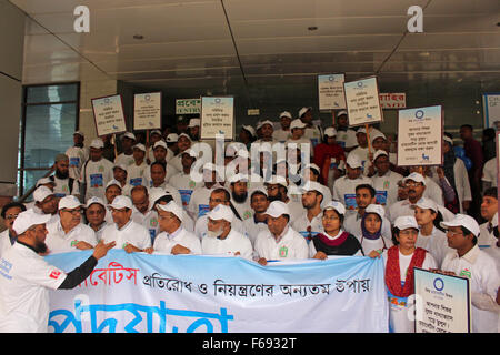 DHAKA, Bangladesch-14. November: Diabetes Association of Bangladesh eine Rallye für Welt-Diabetes-Tag im Shahabag in Dhaka am 14. November 2015 statt. Bildnachweis: Zakir Hossain Chowdhury Zakir/Alamy Live-Nachrichten Stockfoto