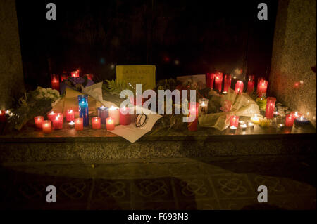 Barcelona, Katalonien, Spanien. 14. November 2015. Kerzen und Blumen platziert, Erinnerung an Paris-Attacken Opfer in Frankreich Generalkonsulat in Barcelona, Spanien am 14. November 2015. Mehr als 120 Menschen wurden in einer Reihe von Anschlägen in Paris am 13. November nach französischen Beamten getötet. Bildnachweis: Jordi Boixareu/ZUMA Draht/Alamy Live-Nachrichten Stockfoto