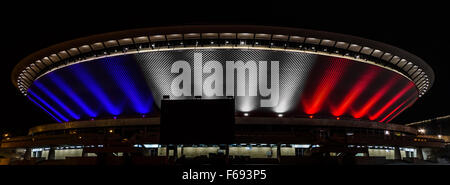 Kattowitz, Polen. 14. November 2015. "Je Suis Parisien" leuchtet bei Woiwodschaft Sport und Show Arena genannt Spodek, 14. November 2015 in Kattowitz, Polen Credit: Dawid Lech/Alamy Live News Stockfoto