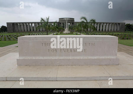 Monsun Wolken Sturm am Himmel über dem Stone of Remembrance und Rangun Denkmal am Taukkyan War Cemetery in der Nähe von Yangon, Stockfoto