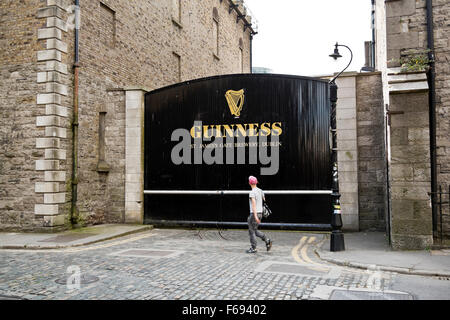 Mann zu Fuß vor dem Tor des Guinness Storehouse, Dublin, Irland Stockfoto