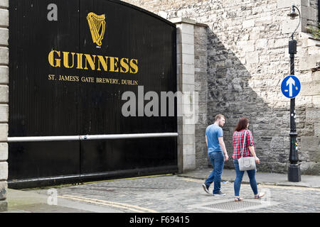 Passanten vor dem Tor des Guinness Storehouse, Dublin, Irland Stockfoto