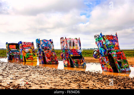 Cadillac Ranch-Kunst im öffentlichen Raum-Skulptur in Amarillo, Texas. Erstellt im Jahr 1974 von Chip Lord, Hudson Marquez und Doug Michels. Stockfoto