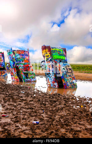 Cadillac Ranch-Kunst im öffentlichen Raum-Skulptur in Amarillo, Texas. Erstellt im Jahr 1974 von Chip Lord, Hudson Marquez und Doug Michels. Stockfoto