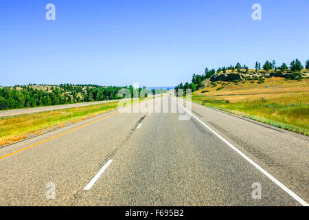 Interstate 94 in North Dakota, vielleicht eine der geradesten Straßen in Amerika Stockfoto