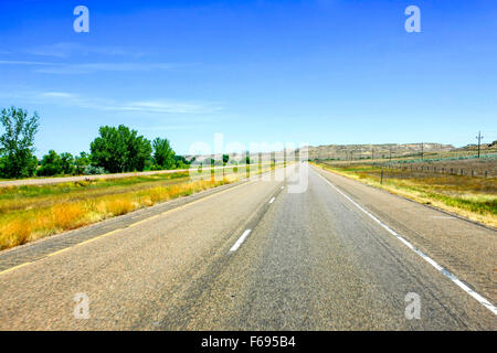 Interstate 94 in North Dakota, vielleicht eine der geradesten Straßen in Amerika Stockfoto