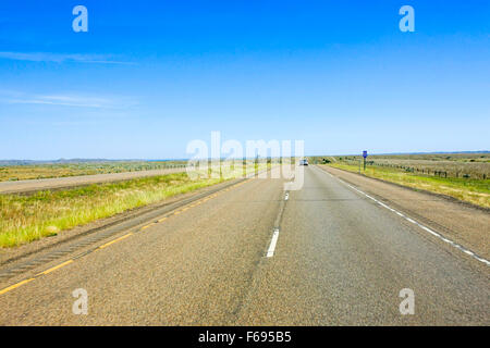 Interstate 94 in North Dakota, vielleicht eine der geradesten Straßen in Amerika Stockfoto