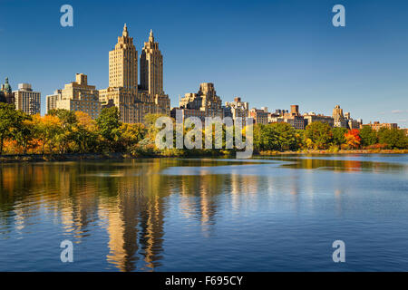 Central Park Jacqueline Kennedy Onassis Reservoir, Herbstlaub und Upper West Side in am Nachmittag Licht. Manhattan, New York City Stockfoto