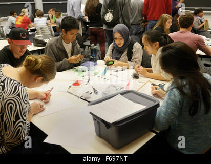 Hochschule Klassenzimmer, Elektrotechnik Klasse mit ethnischer und geschlechtlicher Vielfalt - Gruppe von Studenten zusammen an einem Problem, MIT Stockfoto