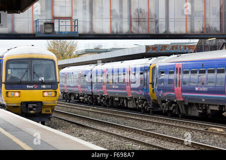 Züge, die durch Oxford Bahnhof in England Stockfoto