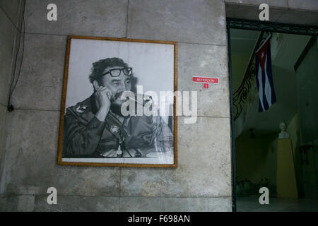 Ein Porträt von Fidel Castro in einem Bürogebäude in der Altstadt von Havanna, Kuba. Stockfoto