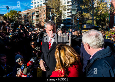 New York, NY - spricht 14. November 2015 NYC Bürgermeister Bill de Blasio mit der Presse nach dem Besuch einer Mahnwache im Washington Square Park zum Gedenken an die Opfer der Terroranschläge 13 November Paris. Bildnachweis: Stacy Walsh Rosenstock/Alamy Live-Nachrichten Stockfoto