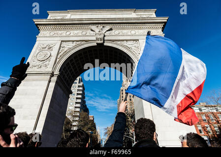 New York, NY - 14. November 2015 NYC New Yorker und französischen Staatsangehörigen gesammelt unter dem Washington Square Bogen in eine Mahnwache zum Gedenken an die Opfer der Terroranschläge 13 November Paris. Bildnachweis: Stacy Walsh Rosenstock/Alamy Live-Nachrichten Stockfoto