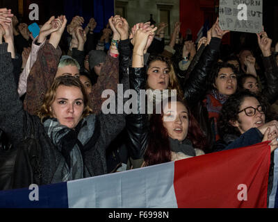 London, UK.  14. November 2015.  Menschen versammeln sich auf dem Trafalgar Square für eine Nachtwache Zeit zur Solidarität mit der Stadt von Paris nach gestrigen Massaker. Bildnachweis: Stephen Chung / Alamy Live News Stockfoto