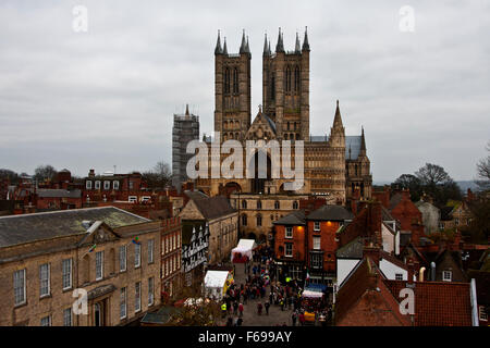 Lincoln, England, Chriskindlemarkt, Verkaufsstände und Scharen von fair Besucher vor den Toren und Türmen der Kathedrale von Lincoln Stockfoto