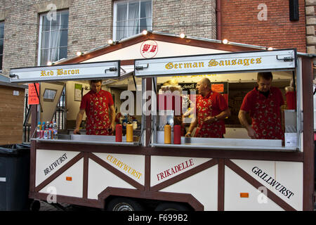 Lincoln, England, Chriskindlemarkt, einem deutschen Wurst stand er Weihnachtsmarkt. Stockfoto