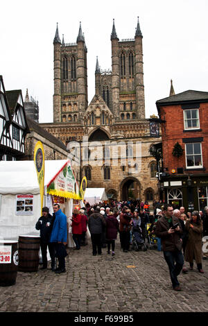 Lincoln, England, Chriskindlemarkt, Verkaufsstände und Scharen von fair Besucher vor den Toren und Türmen der Kathedrale von Lincoln Stockfoto