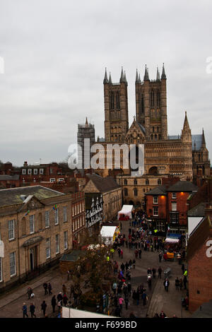 Lincoln, England, Chriskindlemarkt, Verkaufsstände und Scharen von fair Besucher vor den Toren und Türmen der Kathedrale von Lincoln Stockfoto