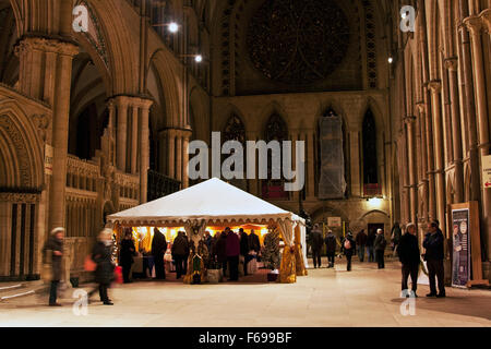 Lincoln, England, Chriskindlemarkt, einem Anbieter Stand in dem Hauptschiff der Kathedrale von Lincoln, Stockfoto