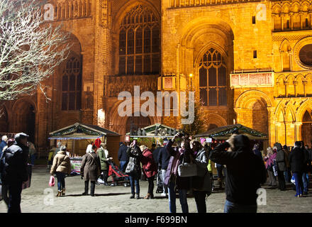 Lincoln, England, Chriskindlemarkt, fair-Geher und Verkaufsstände vor Lincoln Kathedrale. Stockfoto