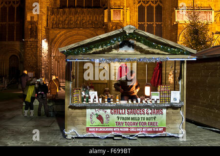 Lincoln, England, Chriskindlemarkt, einem Anbieter stand vor Lincoln Kathedrale Verkauf von Chili und Marmeladen. Stockfoto