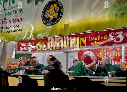 Lincoln, England, Chriskindlemarkt, Messe-Besucher an einer deutschen Betrieben Essen Stand verkaufen Glühwein, Glühwein, Stockfoto